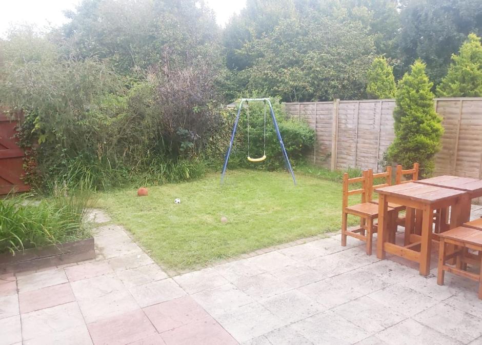 Ashford Holiday Home Smithy Drive Sleeps 5 Free Wifi And Vehicle Parking Kingsnorth Exterior foto